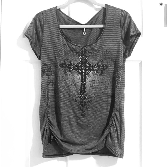 Robin K Tops - Cross design short sleeve top